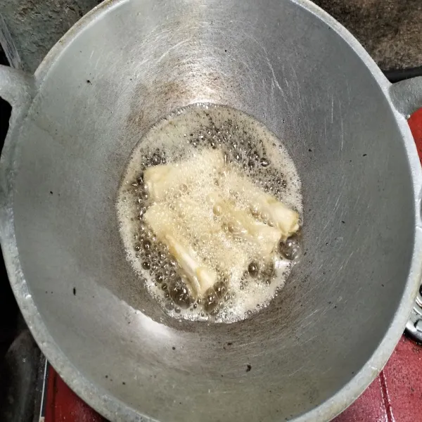 Siapkan minyak panas, goreng popia hingga kecoklatan. Angkat lalu sisihkan.