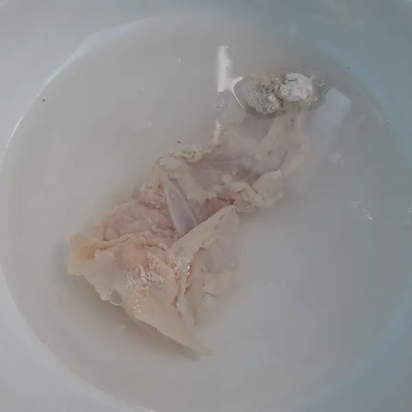 Celupkan ayam di air yang sudah dicampur dengan baking soda.