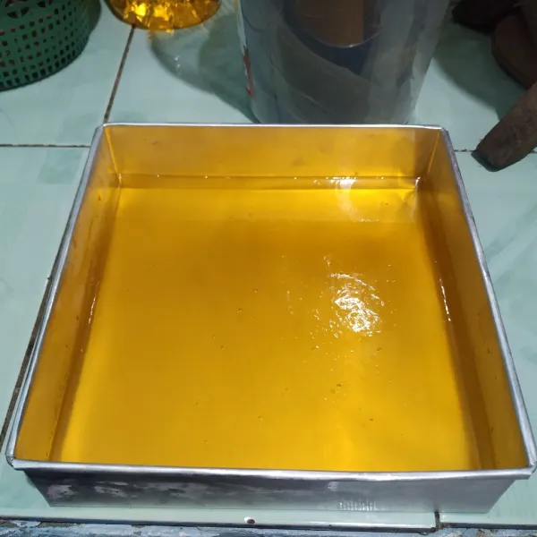 Matikan kompor lalu diamkan selama 3 menit. Tambahkan fruit acid lalu aduk rata. Basahi loyang, lalu tuang jelly ke atas loyang. Tunggu dingin lalu potong.