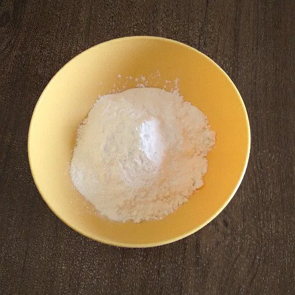 Campurkan tepung terigu, tepung beras, garam di wadah.