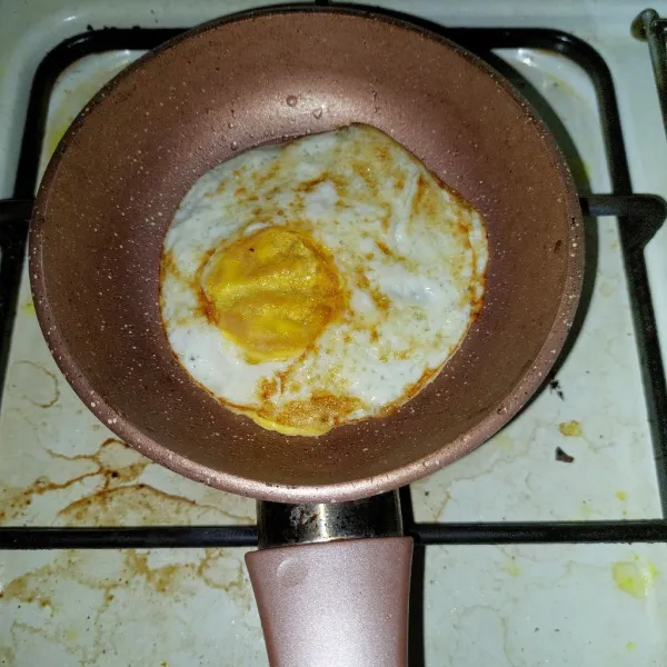 Ceplok telur lalu sisihkan.
