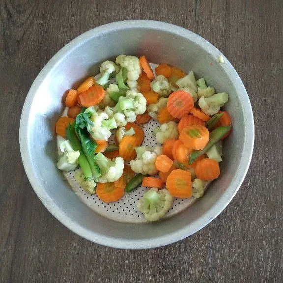 Rebus wortel dan kembang kol hingga setengah empuk secara bergantian.