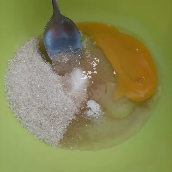 Kocok telur, gula, vanili dan garam hingga gula larut.