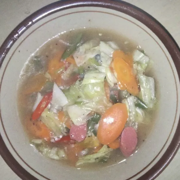 Angkat sayur yang sudah matang, sajikan dalam mangkuk.
