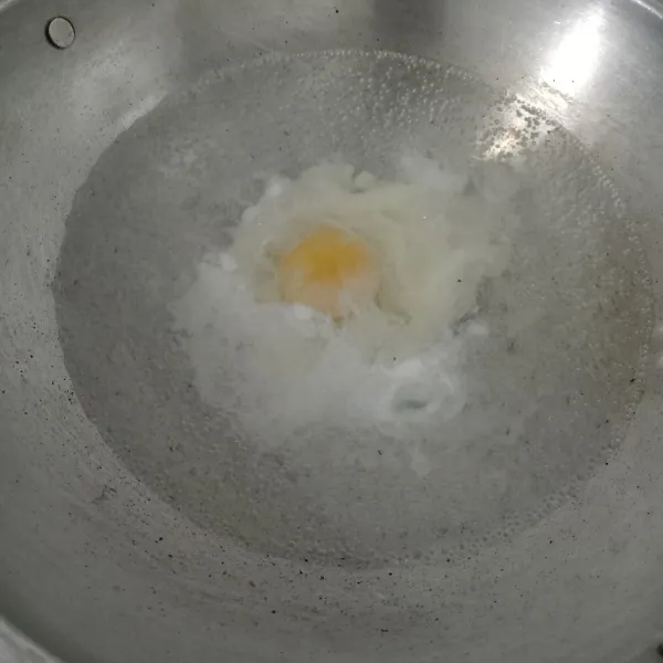 Pecahkan telur lalu rebus sampai setengah matang.