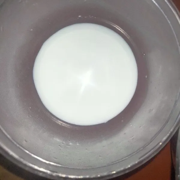 Siapkan air maizena. Gunakan 1/2 sedok teh maizena agar diperoleh hasil kuah yang tidak begitu kental. Karena hasil 1 sedok teh maizena dalam resep ini, jika di simpan agak lama terlihat terlalu kental.