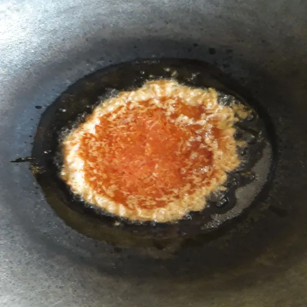 Tuang adonan telur dalam minyak panas.