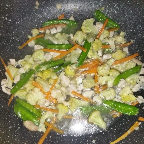 Tambahkan garam, gula pasir, lada bubuk dan kaldu bubuk, aduk rata, cicipi, angkat lalu sajikan.