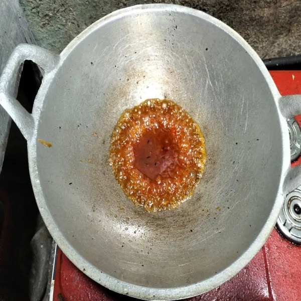 Tumis cabai dengan sedikit minyak, tambahkan air, saus dan gula. Masak hingga mengental dan berbuih.