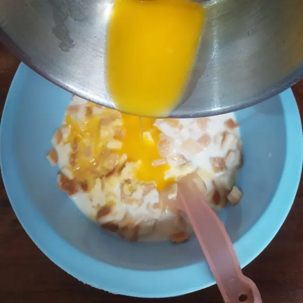 Tuang kocokan telur dan larutan maizena. Masukkan juga margarin cair, aduk hingga rata.