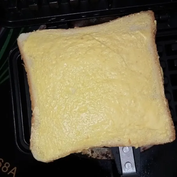 Olesi dengan margarin pada kedua sisi, letakkan di atas pemanggangan.