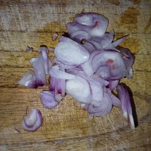 Iris tipis bawang merah.