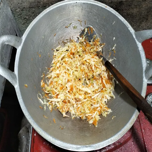 tumis bumbu halus dengan sedikit minyak, masukkan sayuran tadi, aduk hingga merata dan layu. angkat lalu sisihkan.