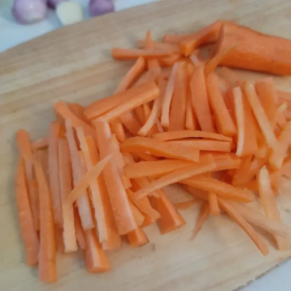 Potong-potong juga wortel.