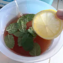 Masukkan daun mint dan perasan lemon. Tambahkan juga beberapa irisan lemon.