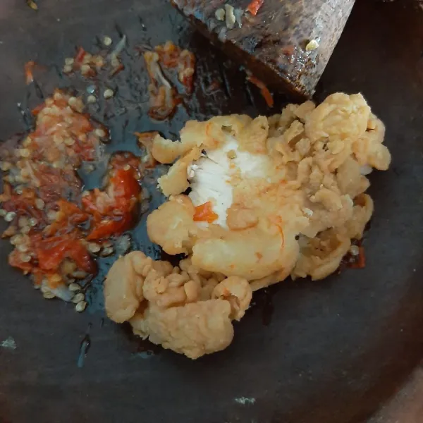 Geprek ayam goreng di ulekan sambal. Siap disajikan.