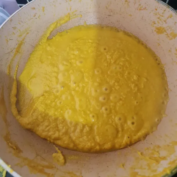 Blender semua bahan. Tambahkan air. Lalu tumis bumbu hingga air menyusut sempurna.