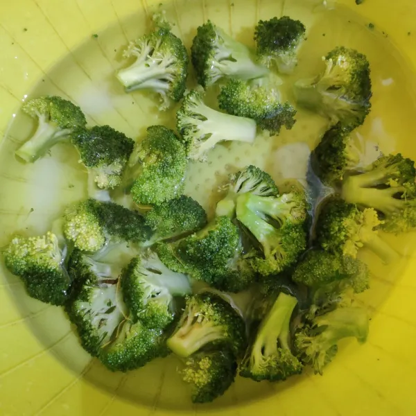Rendam brokoli dengan air garam selama 5 menit, cuci bersih, tiriskan.