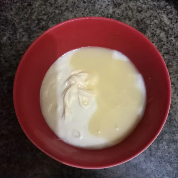 Dalam wadah campur yoghurt, kental manis dan mayonnaise, aduk rata.
