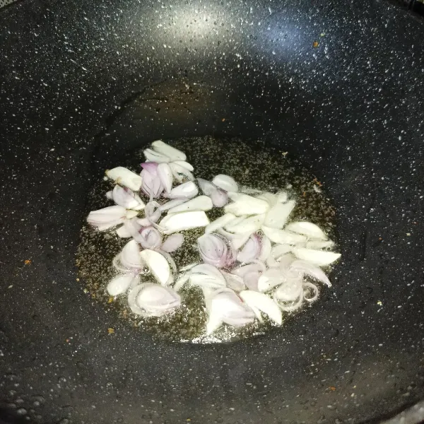 Iris tipis bawang putih dan bawang merah, lalu tumis sampai harum.
