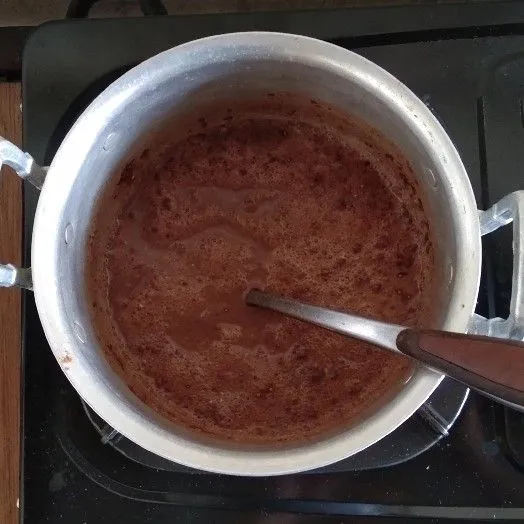 Campurkan agar-agar, gula pasir, coklat bubuk, dan krim bubuk. Aduk merata. Puding coklat siap dimasukkan ke dalam cetakan.