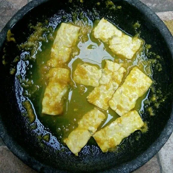 Bolak-balik agar bumbu menyelimuti dan meresap ke tempe. Diamkan selama 5 menit.