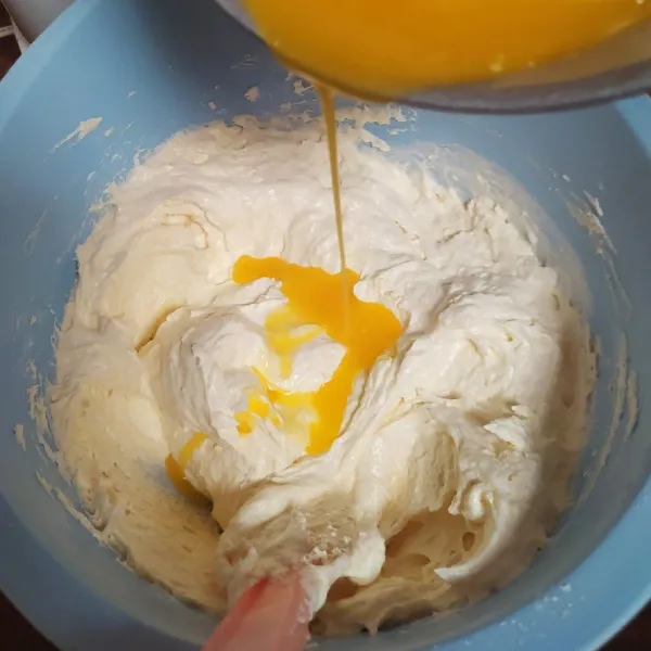 Masukkan margarin cair, aduk balik dengan spatula hingga rata.