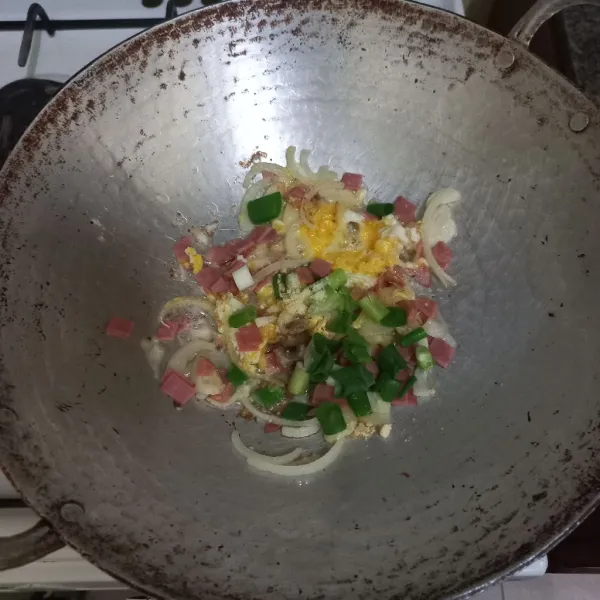 Tambahkan irisan bawang daun, garam, kaldu jamur dan merica bubuk, aduk rata.