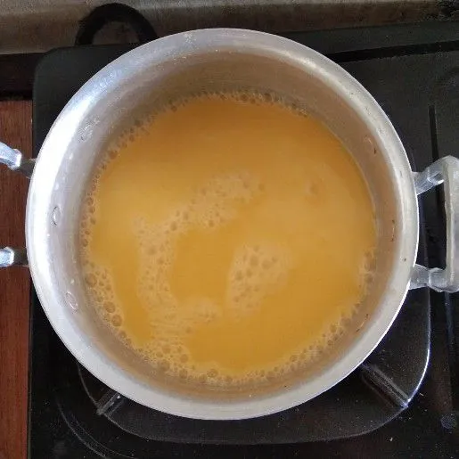 Rebus adonan labu, tambahkan agar-agar, vanilla bubuk, gula, dan garam. Aduk-aduk hingga mendidih agar puding labu tidak menggumpal. Masukkan puding labu ke dalam cetakan.