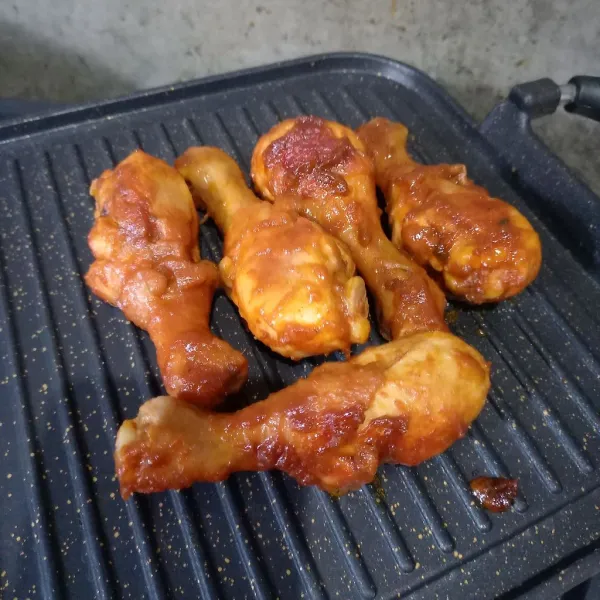 Bakar paha ayam sampai kecokelatan.