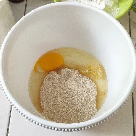 Siapkan telur, gula pasir dan SP.