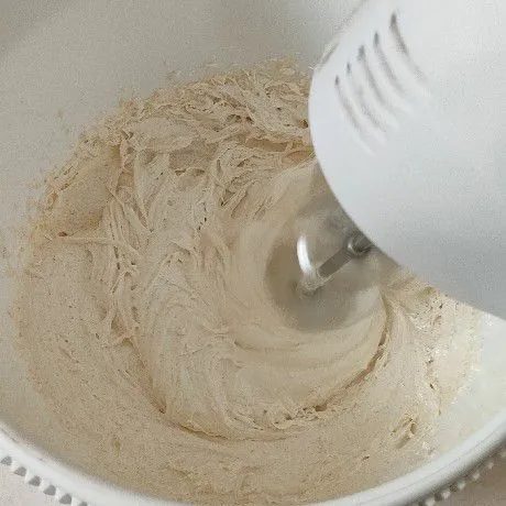 Mixer gula, telur dan SP menggunakan kecepatan tinggi sampai putih berjejak.