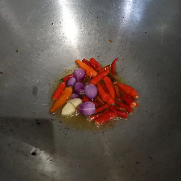 Goreng bawangmerah, bawang putih dan cabai merah.
