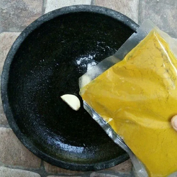 Tambahkan dengan kunyit bubuk, ketumbar bubuk, dan bumbu ungkep ayam.