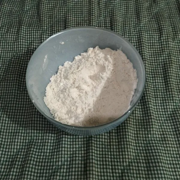 Untuk tepung kering : Campurkan tepung terigu, tepung serbaguna, sedikit garam, dan lada bubuk.