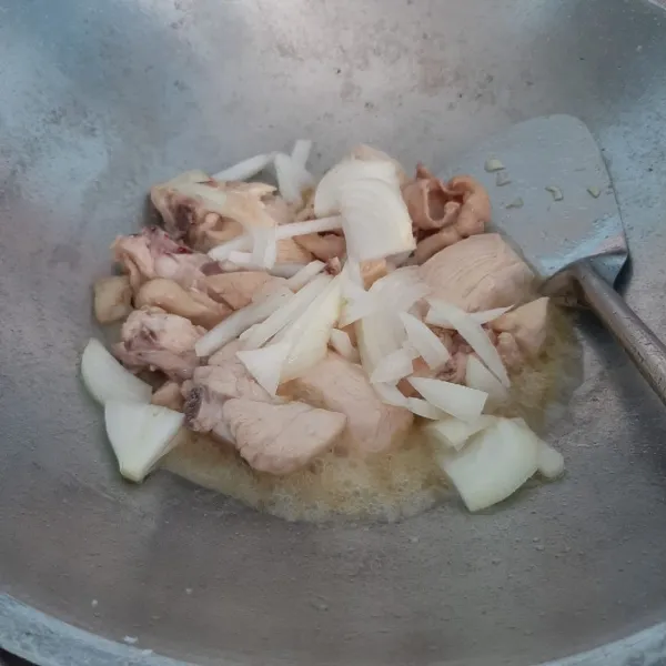 Masukkan bawang putih cincang dan irisan bawang bombai.