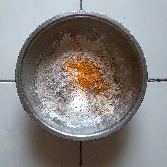 Masukkan tepung terigu, tepung beras, kunyit bubuk, dan bawang putih halus di wadah.