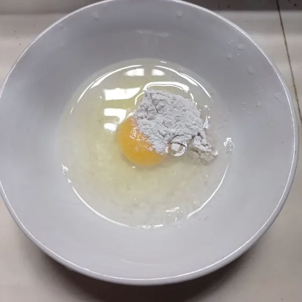 Kocok lepas telur, air, tepung tapioka, garam, lada, dan kaldu bubuk.