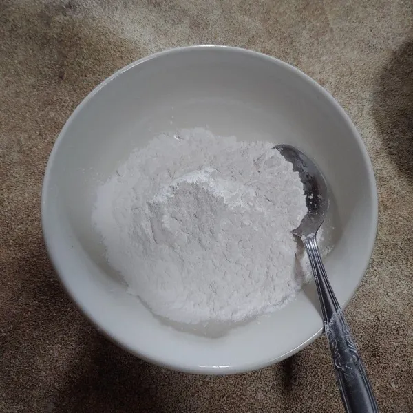 Campur tepung ketan, tapioka dan garam. Tuang air panas sedikit demi sedikit, sampai adonan bisa dipulung.