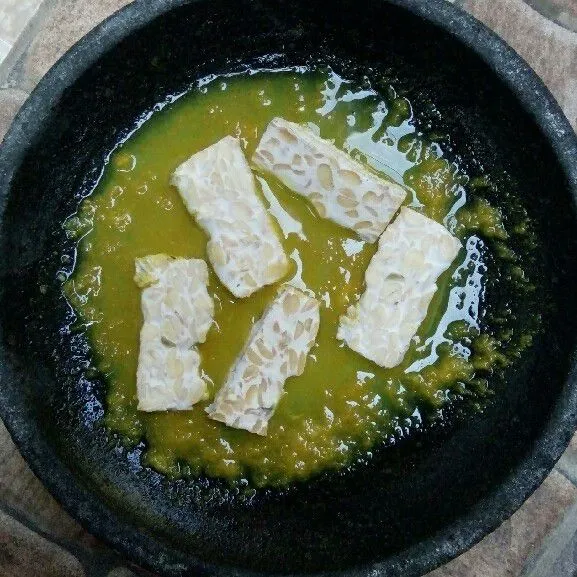 Masukkan tempe.