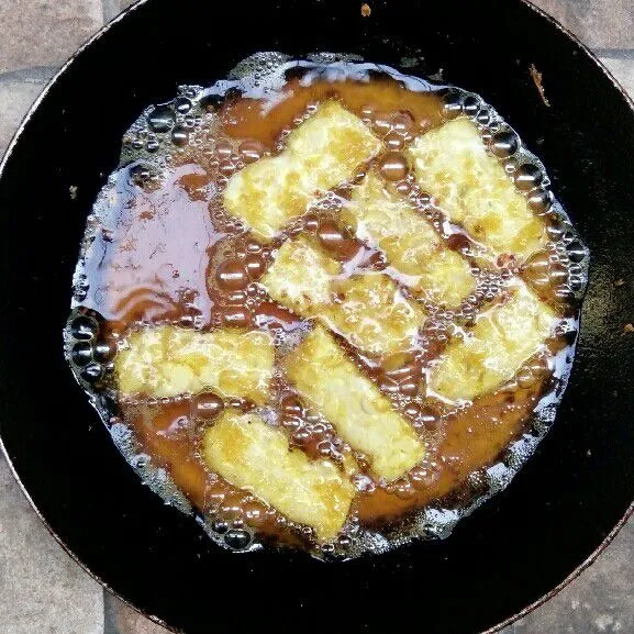Goreng ke dalam minyak panas.