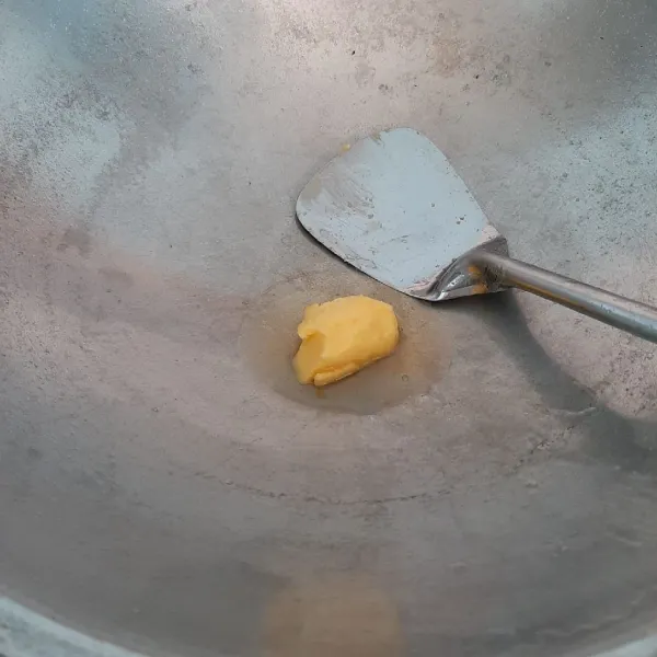 Panaskan mentega atau margarin.