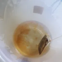 Masak air, matikan api. Lalu celupkan teh. Tunggu hingga berubah warna.