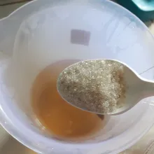 Tambahkan gula pasir, aduk rata.