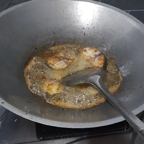 Goreng ikan hingga matang, sisihkan.