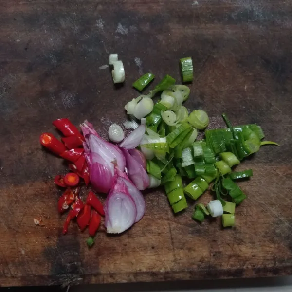 Iris daun bawang, bawang merah, dan cabe.