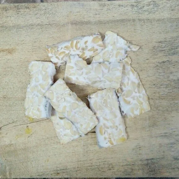 Potong tempe.