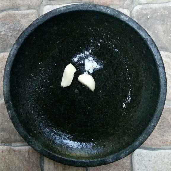 Masukkan bawang putih dan garam.