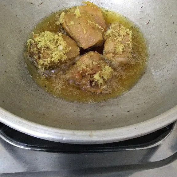 Goreng ayam dan kelapa parut secara bergantian hingga matang. Tata ayam di piring lalu taburi dengan kelapa parut yang sudah digoreng kemudian sajikan.