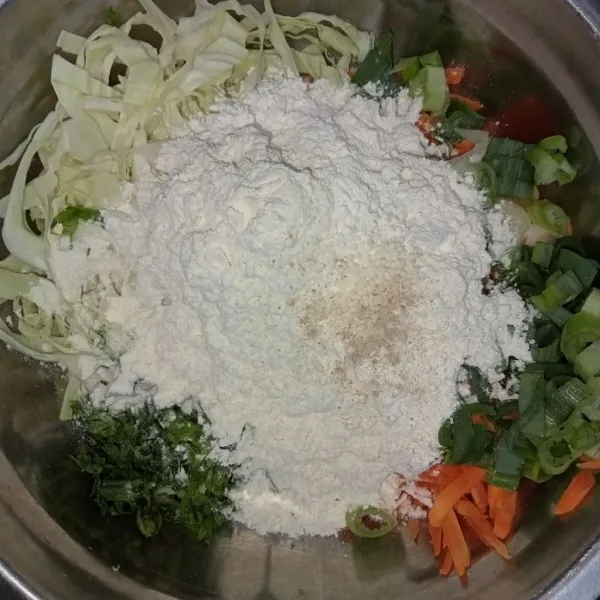 Masukkan tepung lada garam dan kaldu jamur ke dalam sayur.